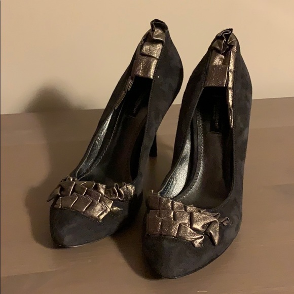 Dolce & Gabbana Grey Suede Ruffled Leather Pumps - Women’s Size 37 - Picture 4 of 11